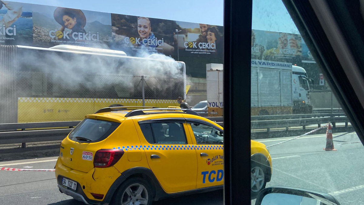 Merter'de metrobüs yangını