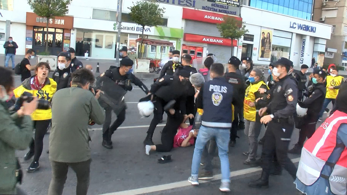 İstanbul Valiliği: Taksim'e çıkmaya çalışan 212 kişi gözaltında