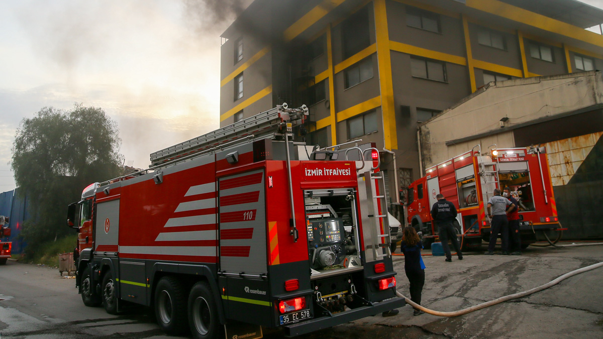 İzmir'de plastik fabrikasında yangın