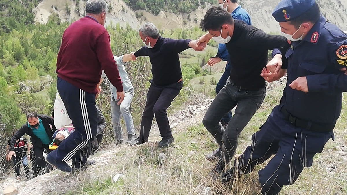 Uçurumdan yuvarlanan sürücü için insan zinciri