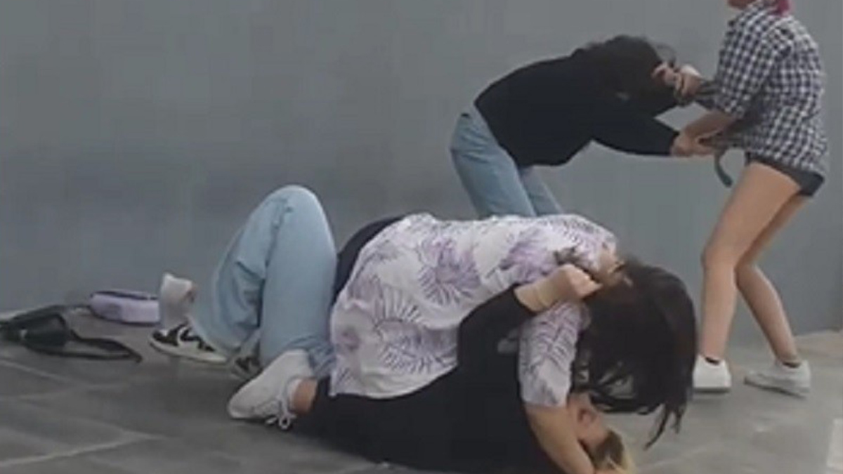 Fenomen olmak için küçük çocukları dövdüler