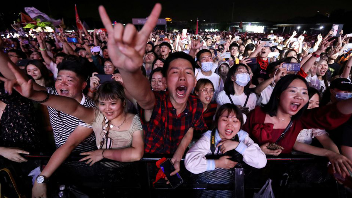 Kovid-19'un ilk tespit edildiği Wuhan'da binlerce kişilik konser