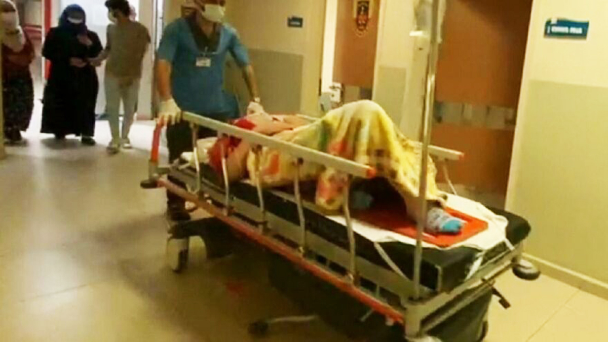 Pencereden sarktı, telefonla düştü