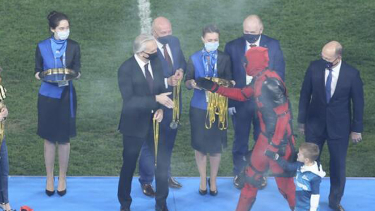 Artem Dzyuba kupa seremonisine 'Deadpool' kostümüyle katıldı