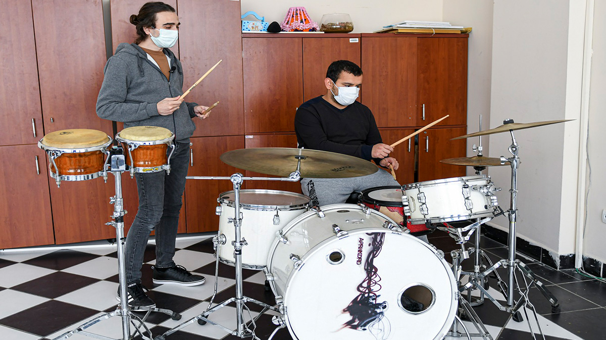 Özel çocuklar müzik ve folklor kurslarında sosyalleşerek hayata tutunuyor