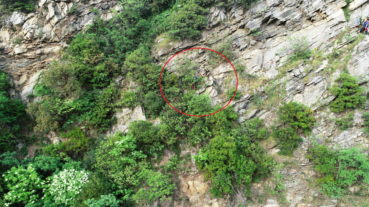 Polisten kaçan genç kayalıklarda mahsur kaldı