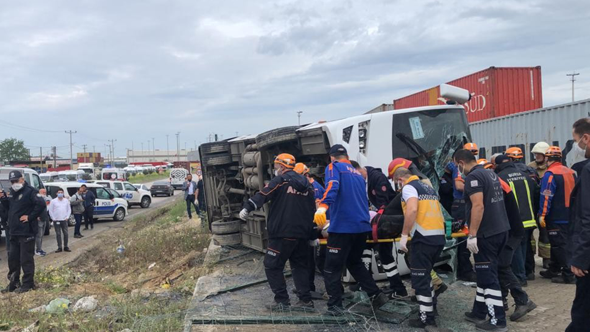 İşçi midibüsü takla attı!