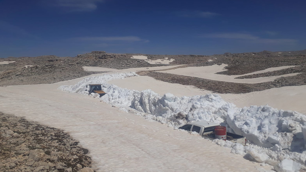 Mersin Büyükşehir, yörüklerin karla kaplı yayla yolunu açıyor