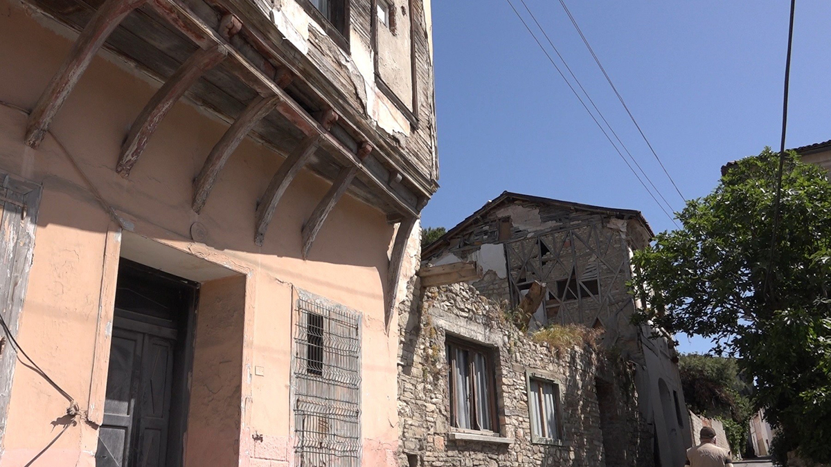 Pes dedirten hırsızlık! Ahşap evin ikinci katını çaldılar