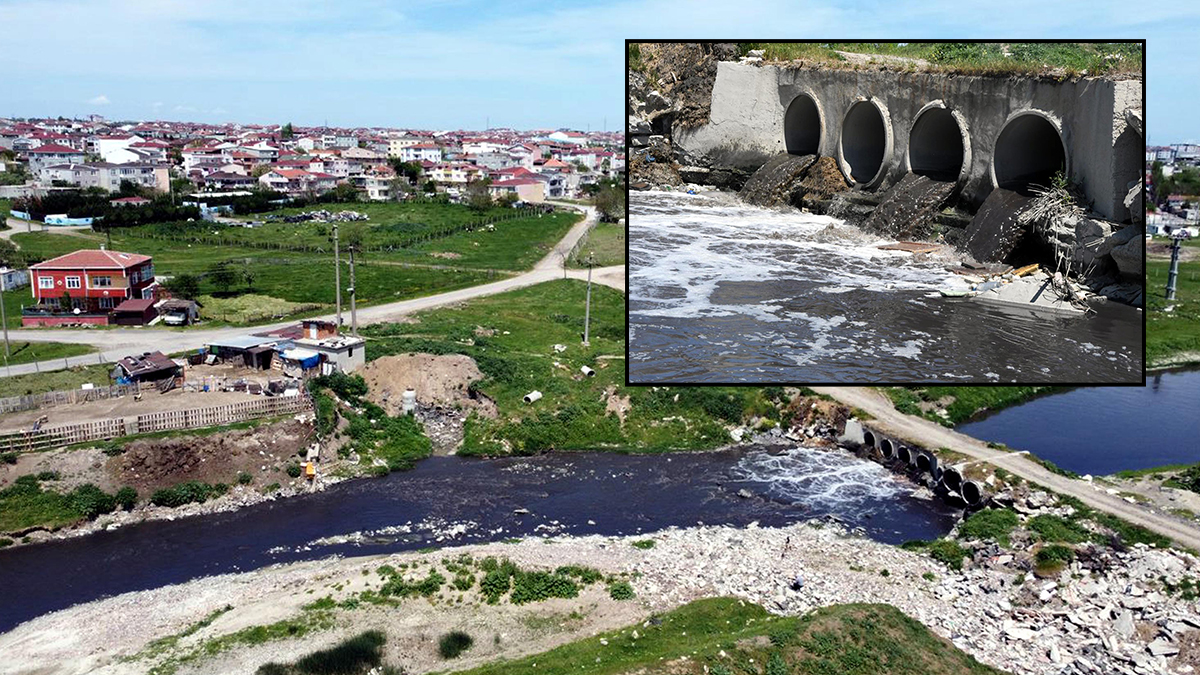 Simsiyah akan Çorlu Deresi ağır koku yayıyor