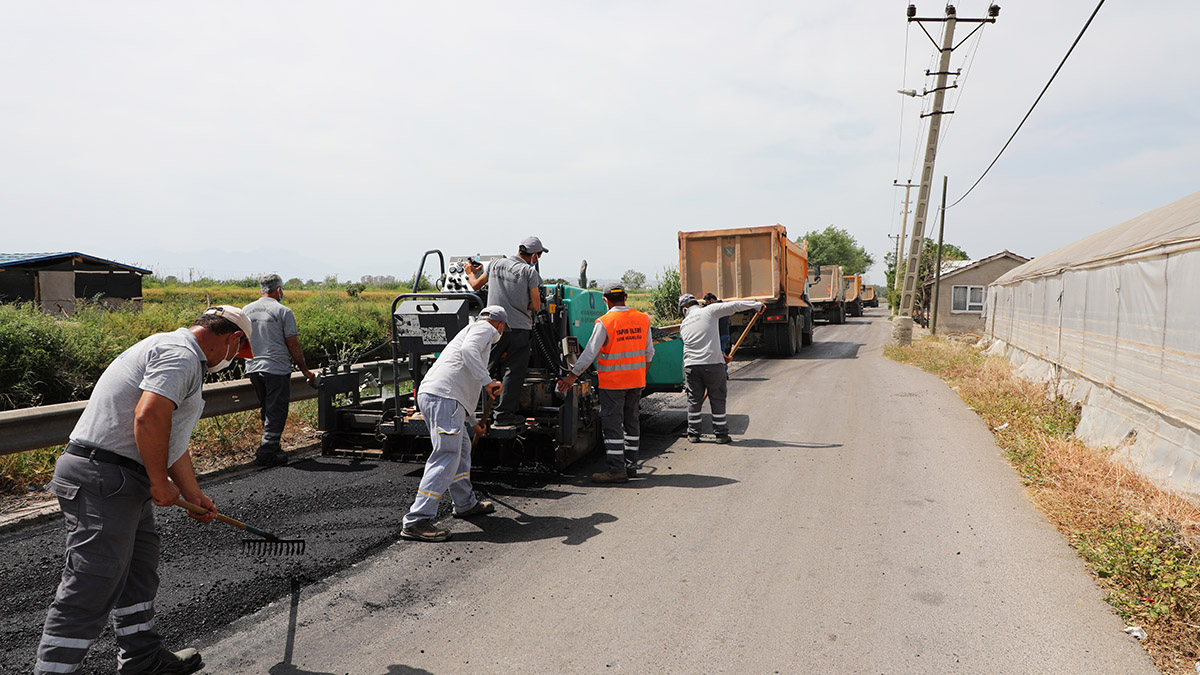 Antalya Büyükşehir, Kanal Sokak'ta asfalt yenileme çalışması gerçekleştiriyor