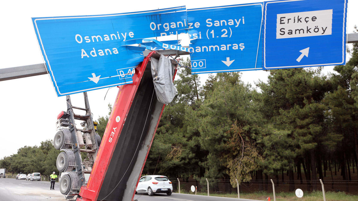 TIR dorsesi seyir halindeyken tabelaya takıldı