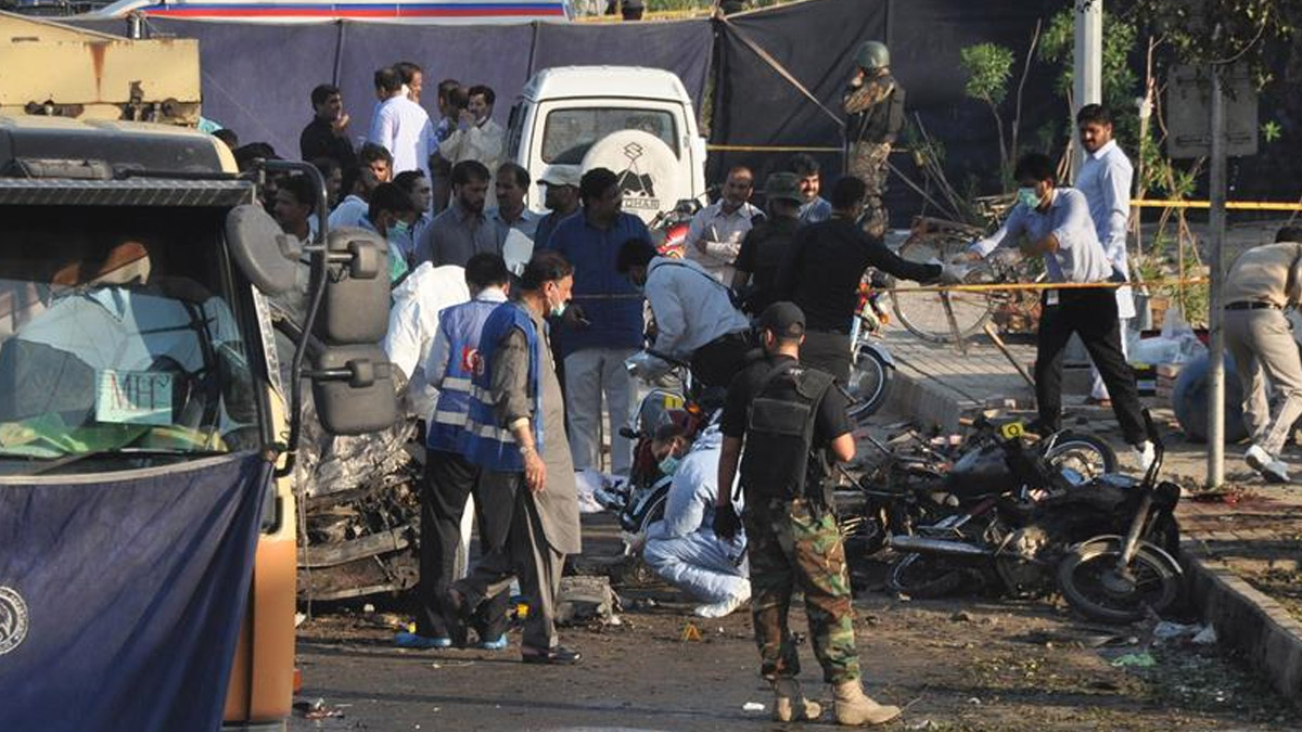 Pakistan'da askerlere bombalı saldırı