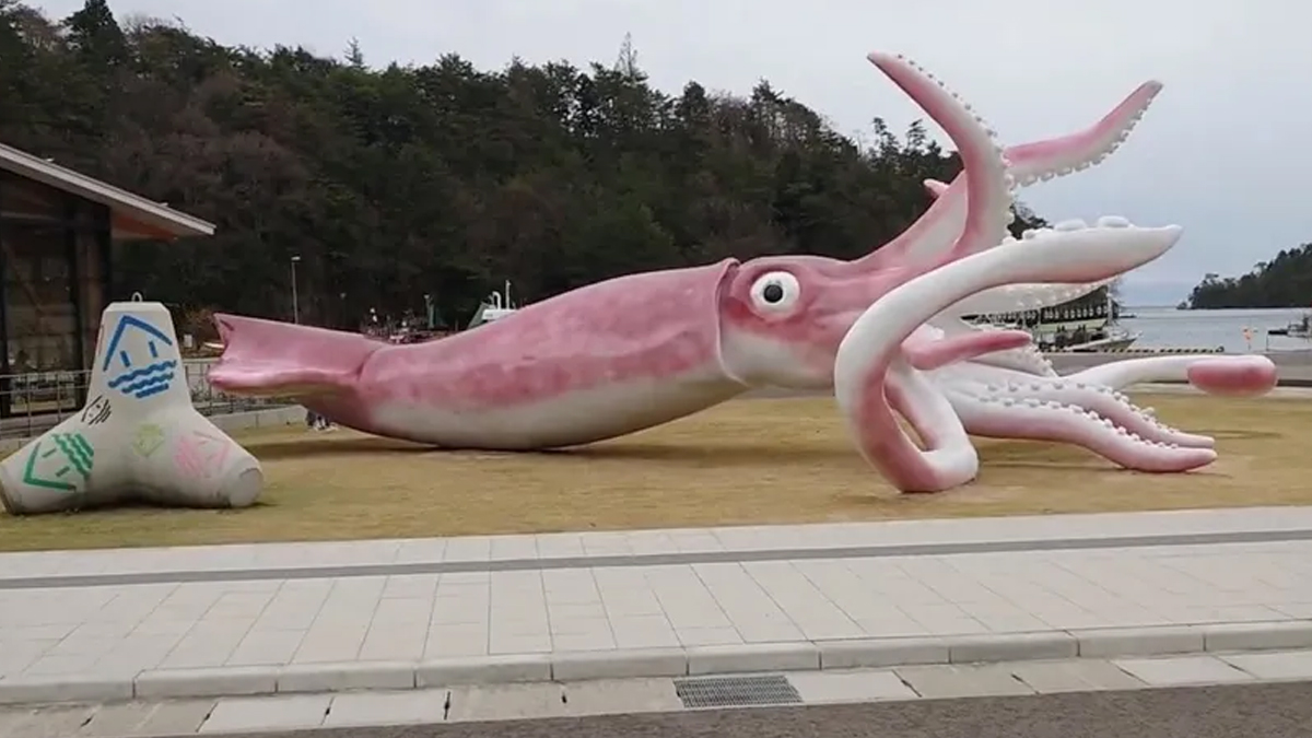 Belediyenin kovid yardım fonu mürekkep balığı heykeline gitti