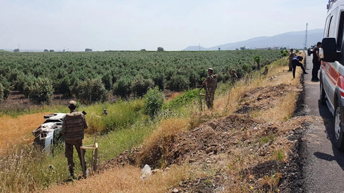 Hatay'da askerleri taşıyan minibüs devrildi