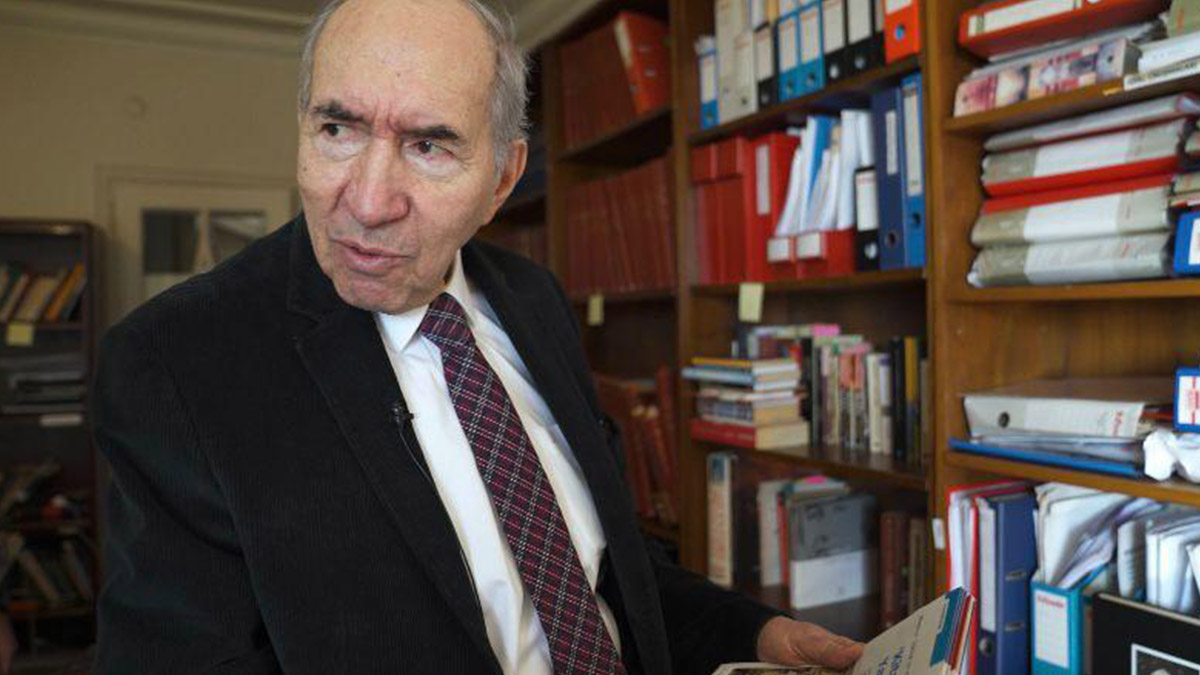 Altan Öymen 10 bin kitabını ve arşivi Beşiktaş Belediyesi'ne bağışladı