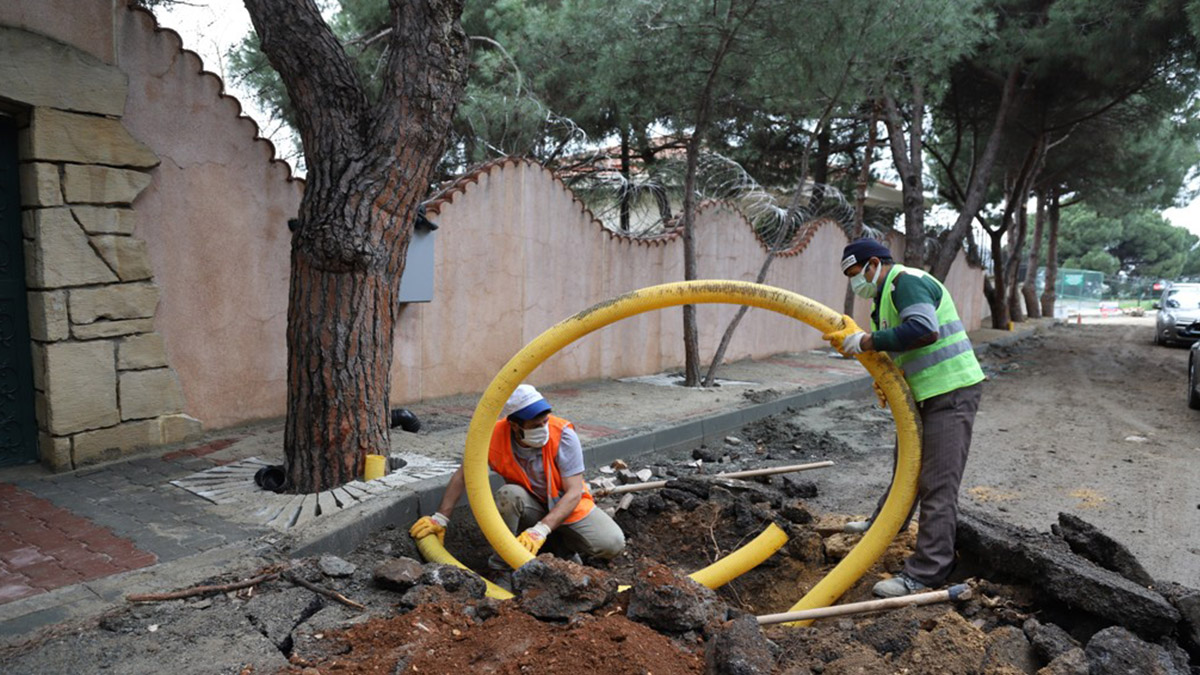 Kartal Belediyesi, yarım asırlık ağaçlara ‘Nefes Borusu’ ile can veriyor