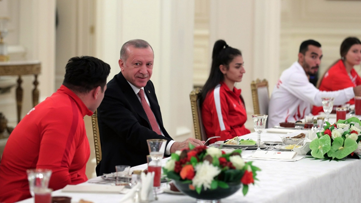 Erdoğan, milli sporcularla iftar yaptı