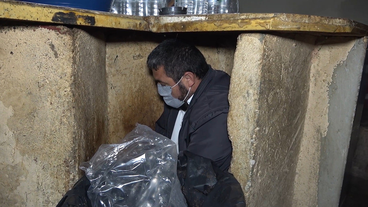 Tuvalete ve tezgah altına saklandılar