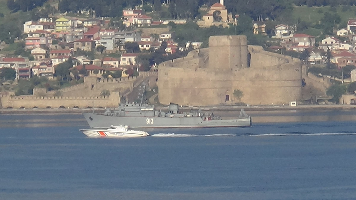 Rus mayın tarama gemisi Çanakkale Boğazı’ndan geçti