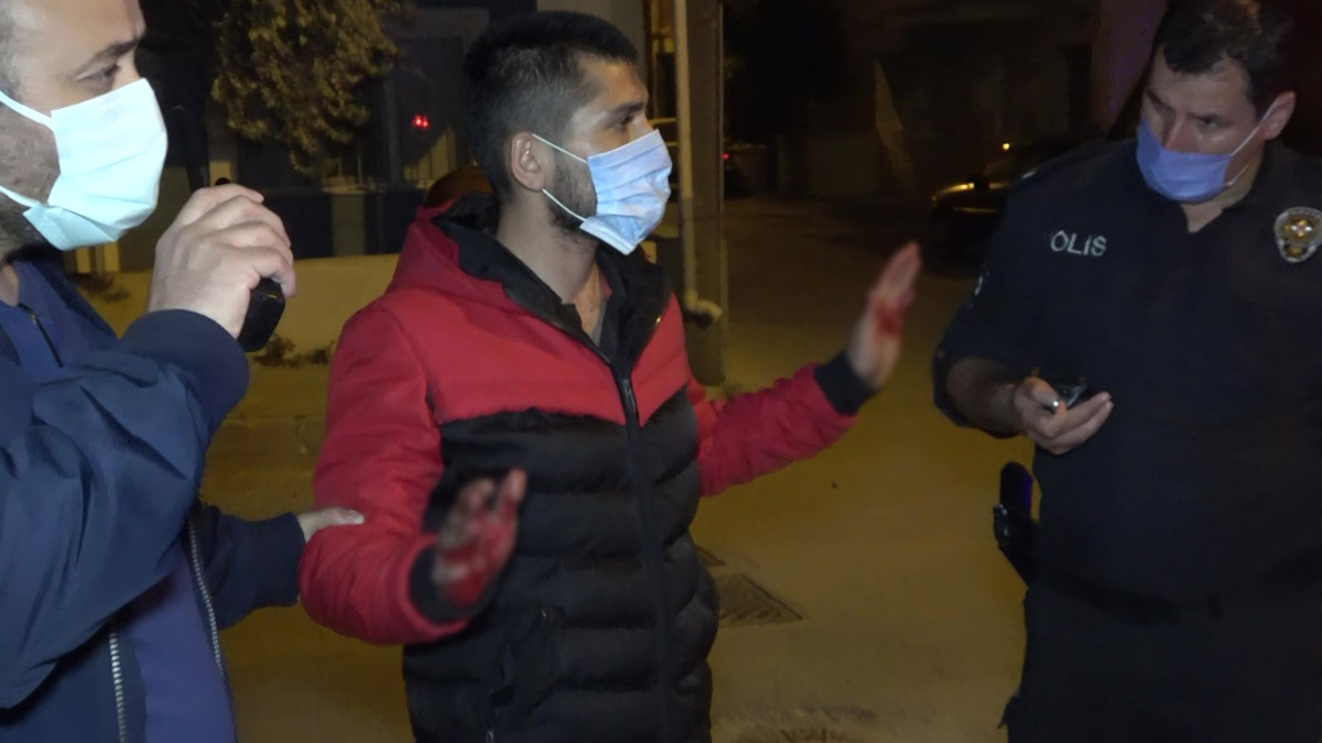 Kanlı elleriyle hiçbir şey olmamış gibi izledi