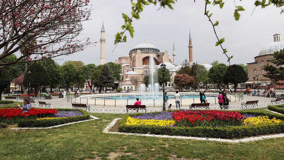 Türkiye yeni rota oldu: Karantinadan kaçıp İstanbul'a uçuyorlar