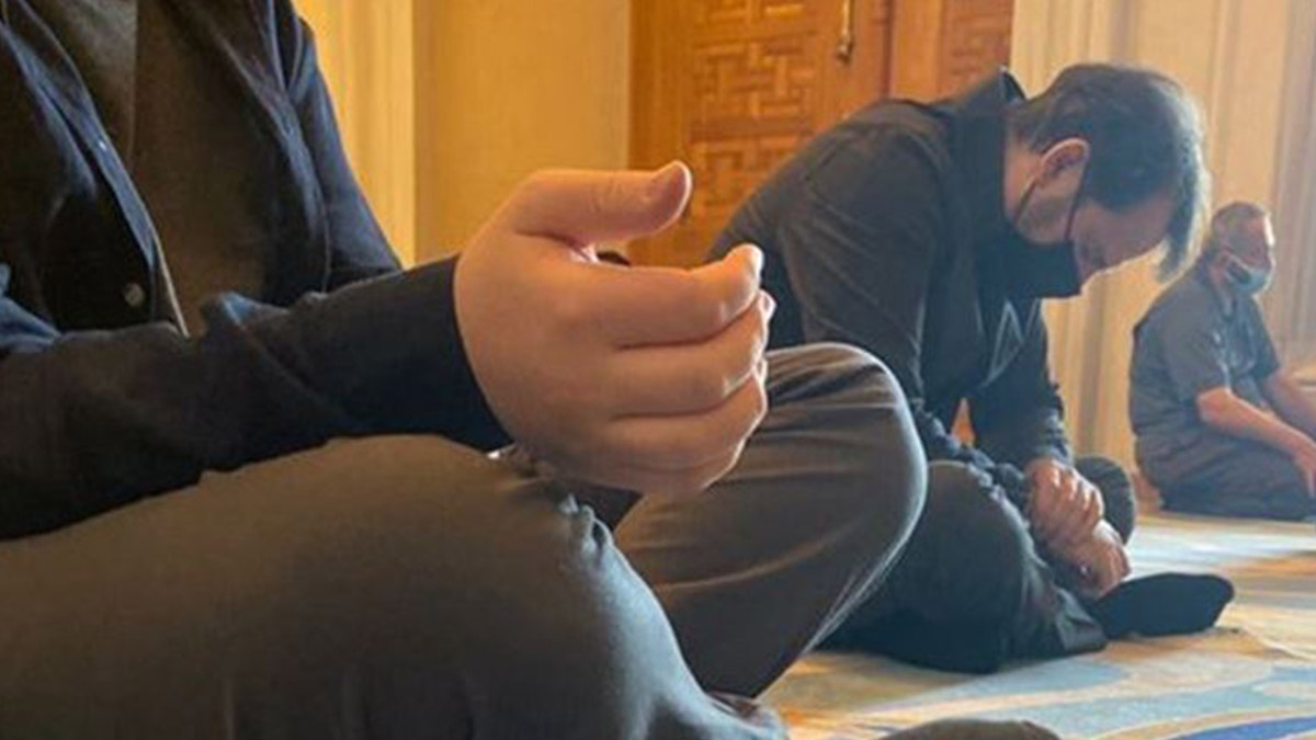 Berat Albayrak ortaya çıktı: Yüzünde maskeyle camide görüntülendi