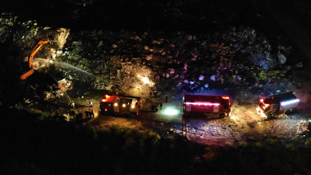 Kocaeli'de 30 dönümlük atık sahası alev alev yandı