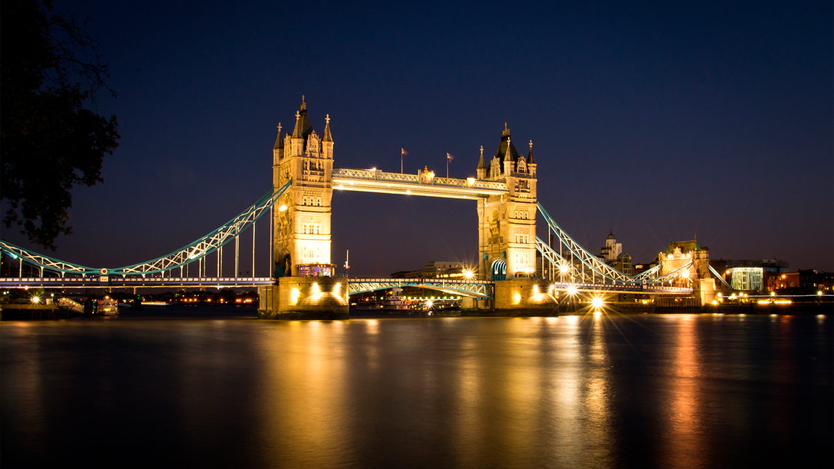 Tarihi köprüde ezan sesleri: Müslümanlar bir ilke şahit oldu