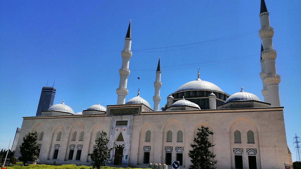 İstanbul'daki camilerden Mescid-i Aksa için dua ve sala