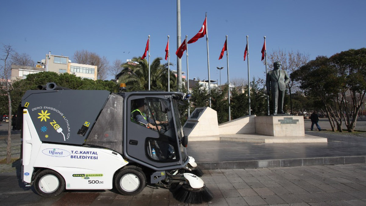 Kartal Belediyesi'nin Temizlik Hizmetleri çalışmalarına devam ediyor