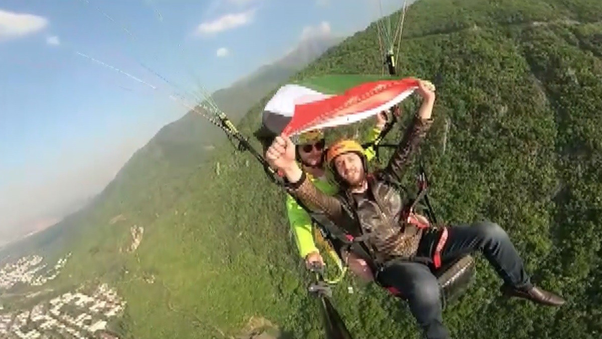 İsrail'i protesto etmek için Uludağ’dan atlayış yapıp, Filistin bayrağı açtılar