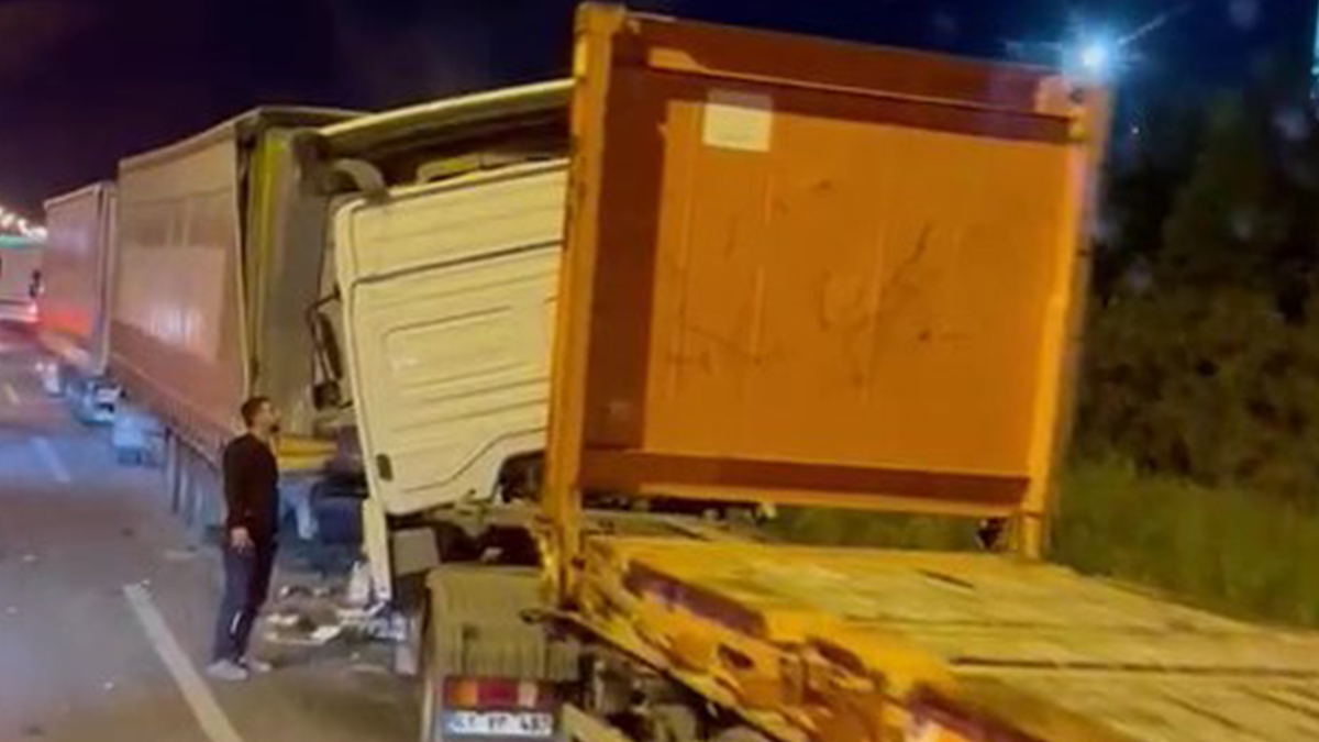 TEM'de zincirleme kaza: 3 TIR birbirine girdi