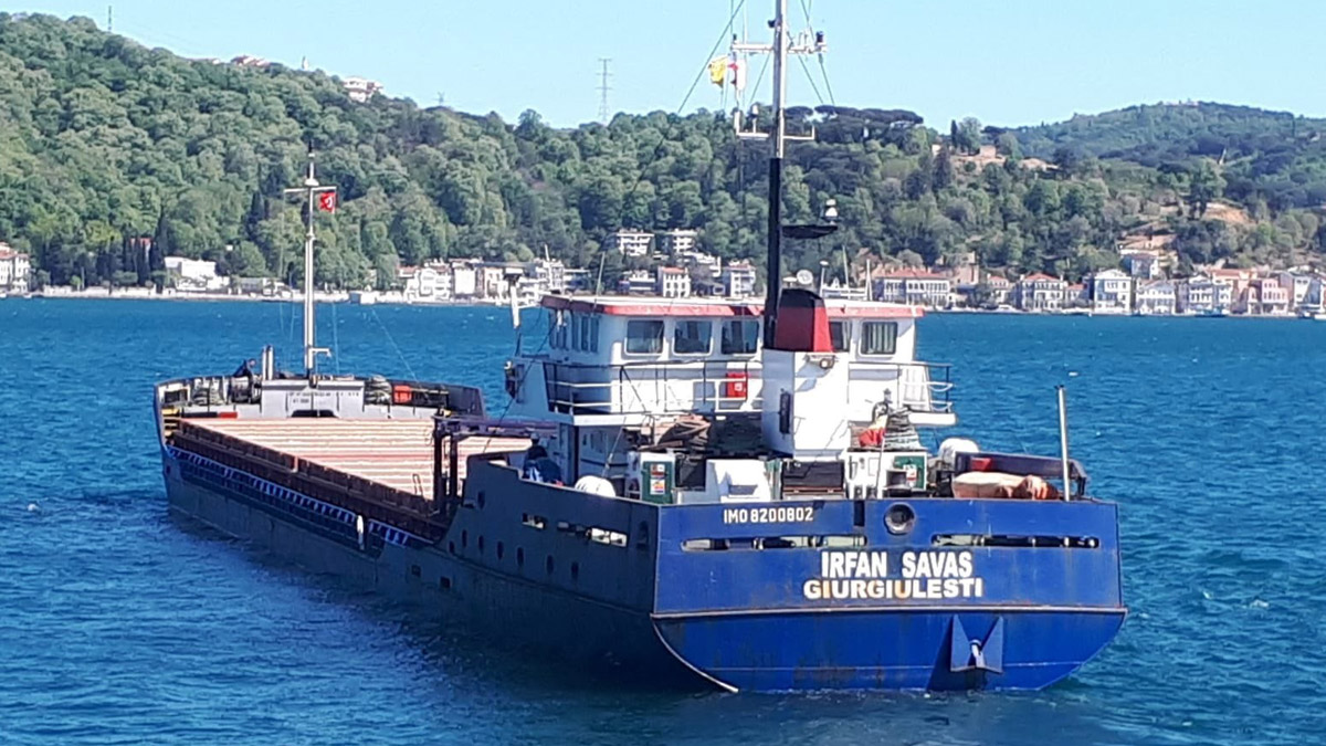 İstanbul Boğazı'nda korku dolu anlar! Bir anda kıyıya yöneldi