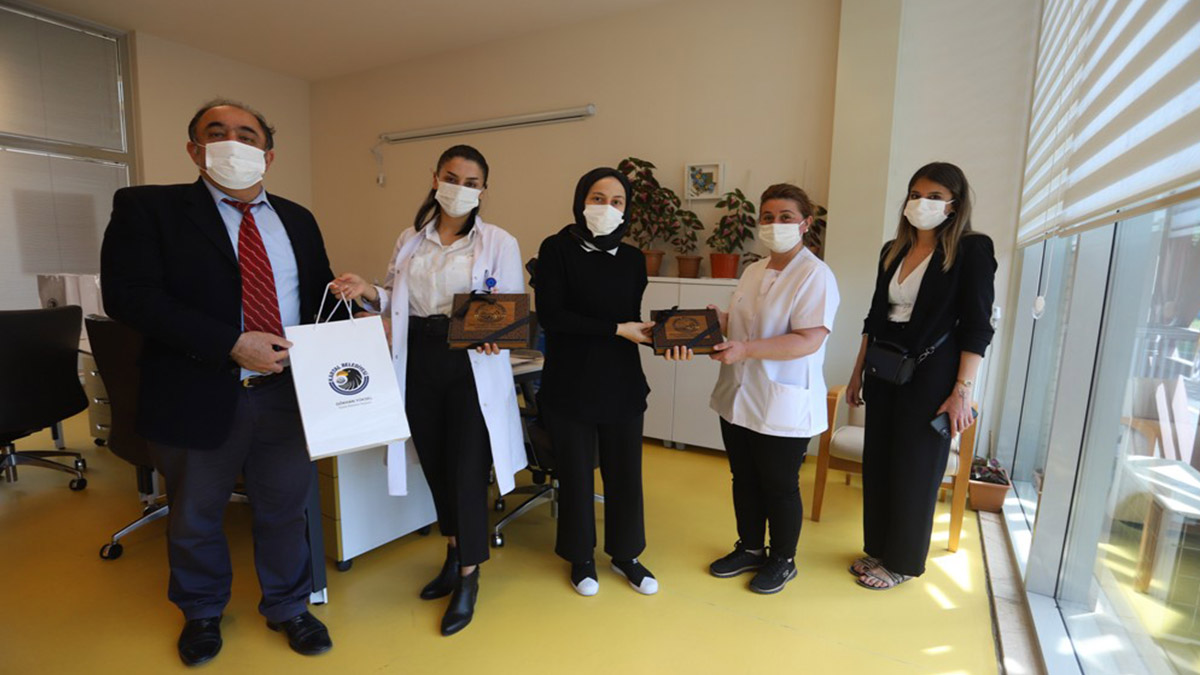 Kartal Belediyesi’nden hemşirelere moral ziyareti