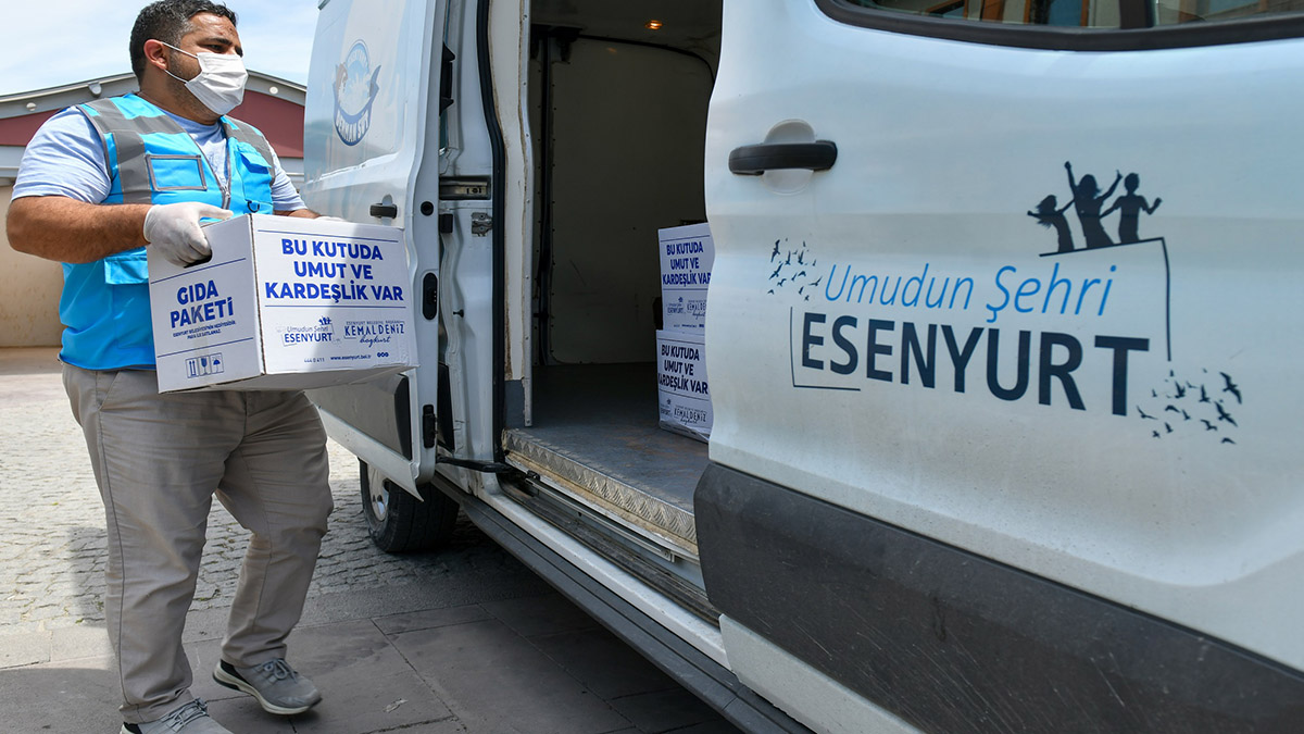 Esenyurt Belediyesi'nin gıda kolisi ve yemek dağıtımları devam ediyor