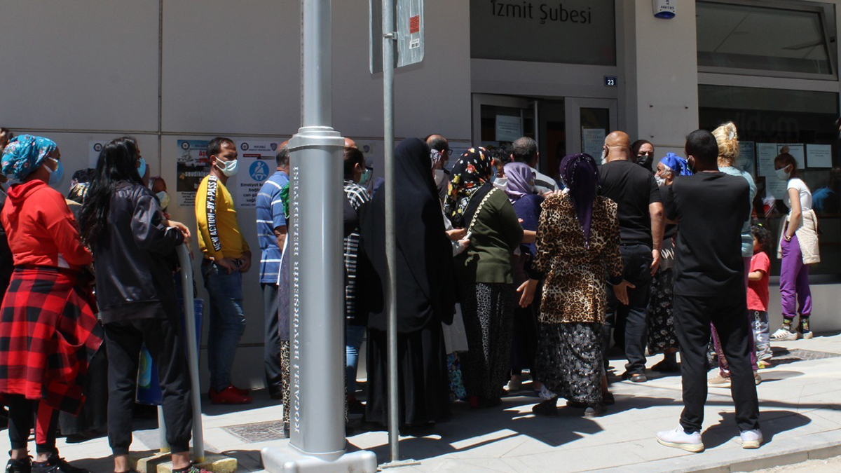 Sosyal yardım sosyal mesafeyi unutturdu