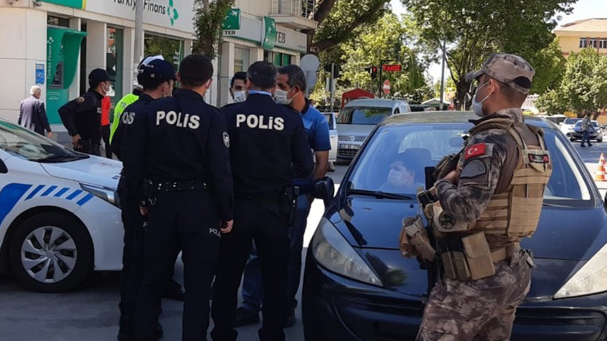 Tartışmalı genelge yürürlükte: Polisi görüntüledi gözaltına alındı