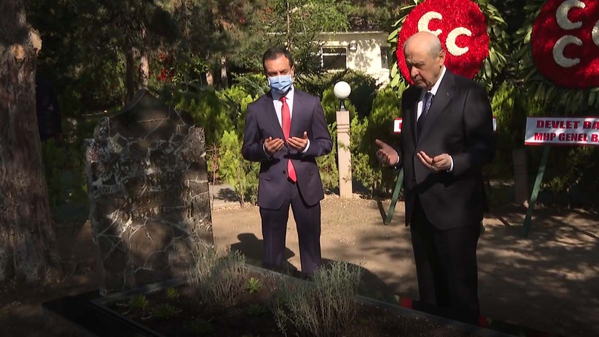Bahçeli, Alparslan Türkeş'in mezarını ziyaret etti