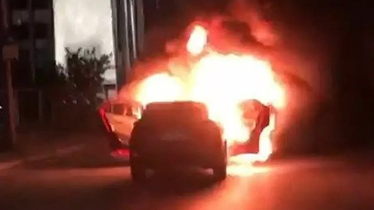 İsrail Başkonsolosluğu önünde protesto: Otomobillerini ateşe verdiler