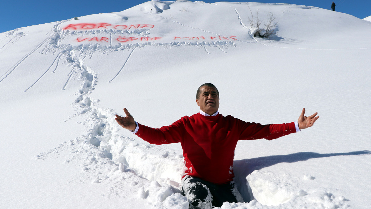 'Korona var öpme' diyen türkücü Aydın Aydın Kovid-19 oldu