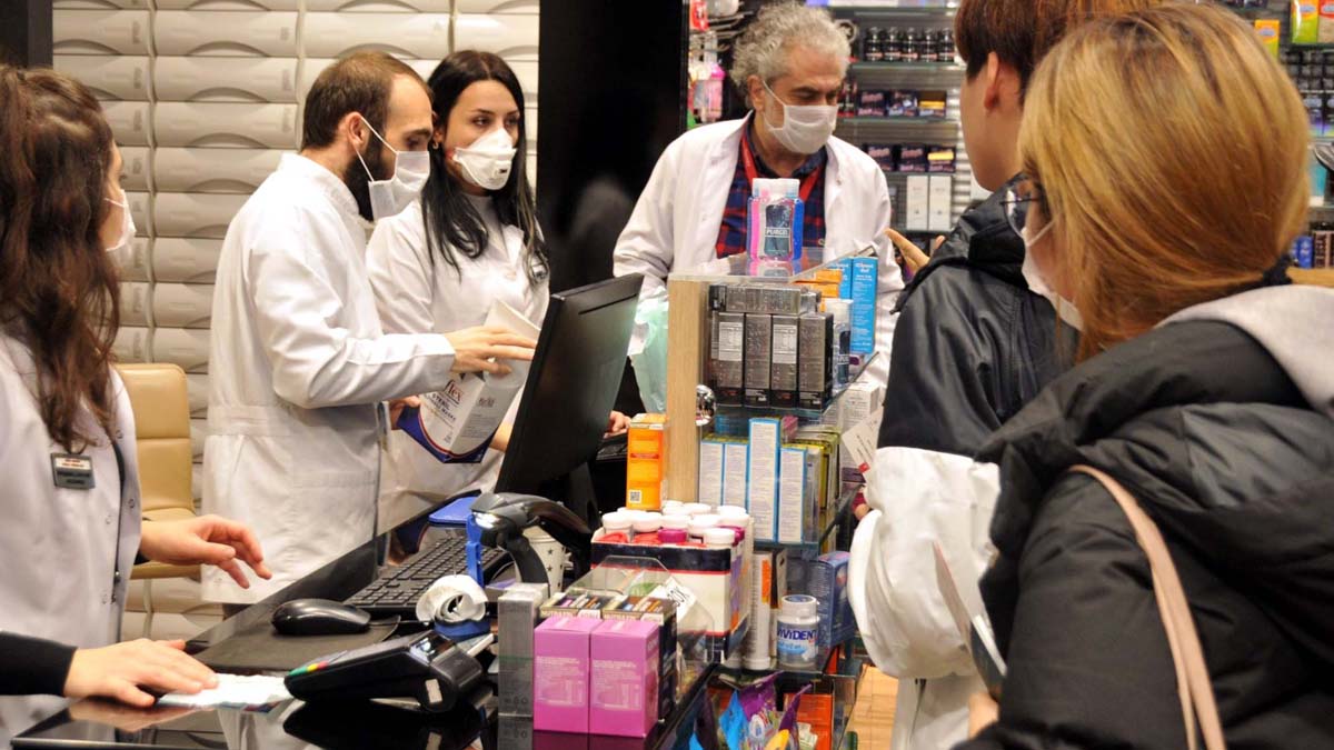 Bakan Koca Eczacılar Günü'nü kutladı