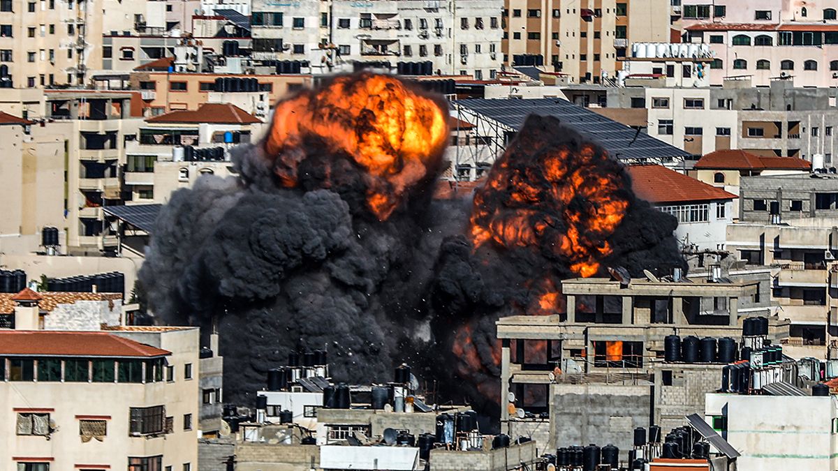 Gazze'ye peş peşe bomba yağıyor: Bu kez bankayı hedef aldılar