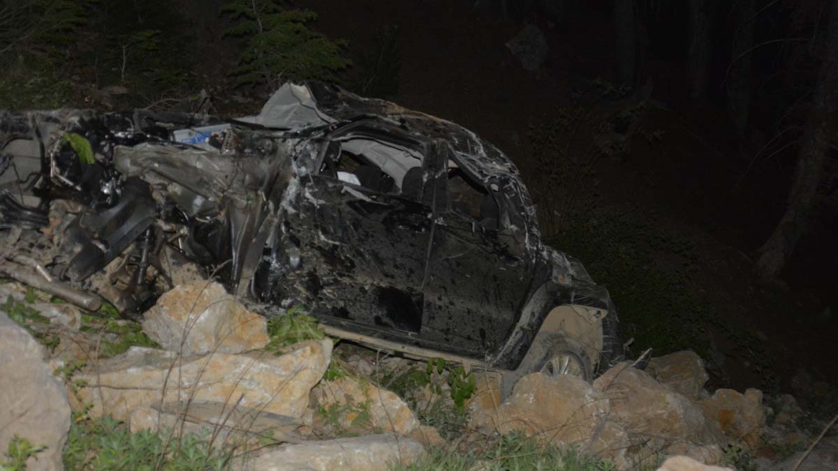 Antalya'da kamyonet uçuruma yuvarlandı: 1 ölü, 1 yaralı