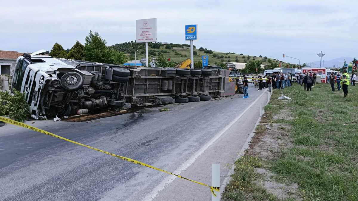 Kaldırımda gelen feci ölüm! Kırmızı ışıkta geçen TIR dehşet saçtı