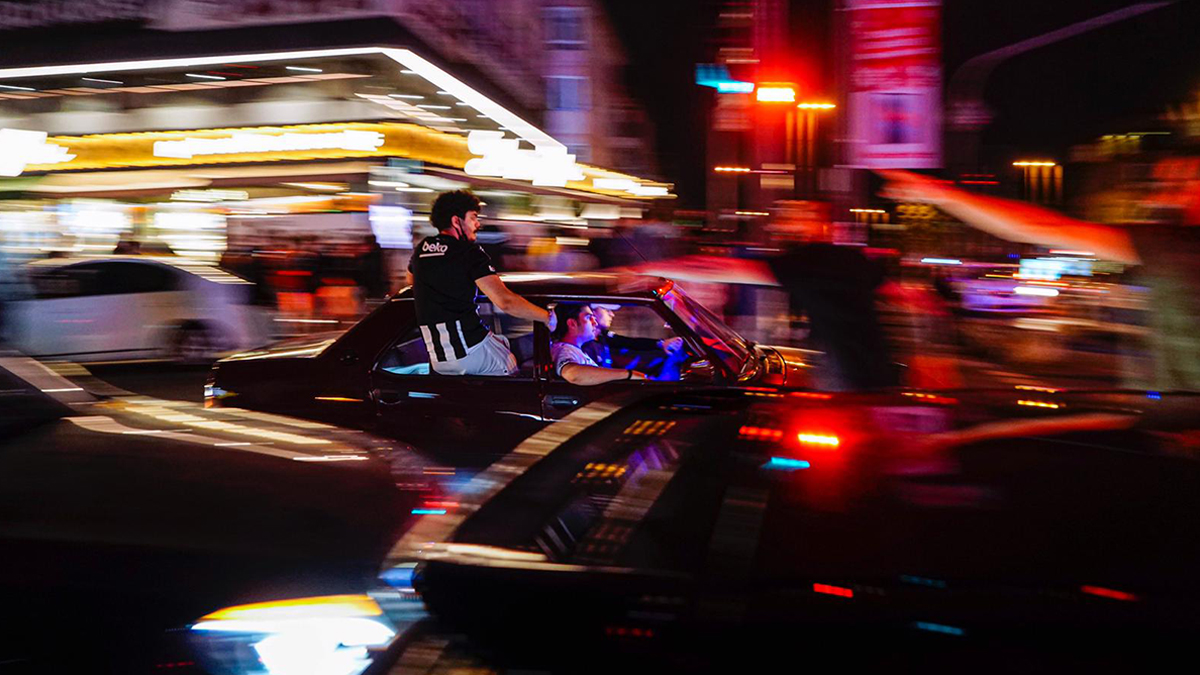 Beşiktaş taraftarı Çarşı'ya akın etti