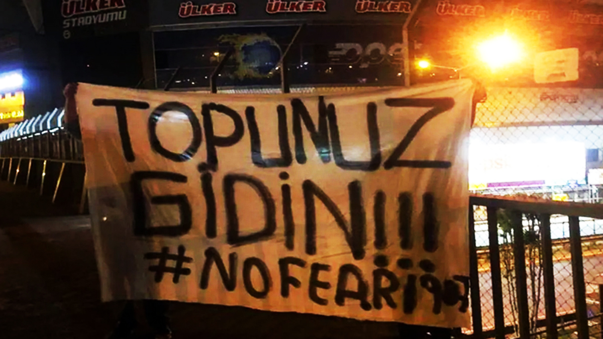 Fenerbahçe'ye tepki pankartı: Topunuz gidin