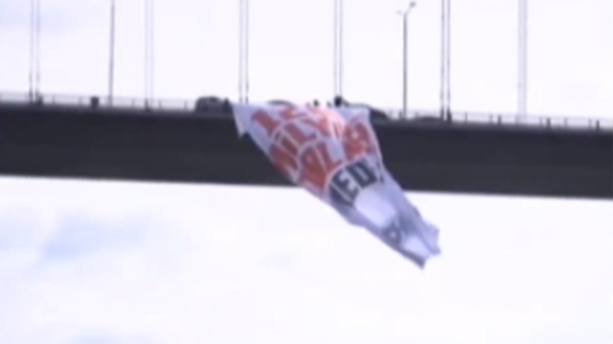 15 Temmuz Şehitler Köprüsü'ne '128 milyar dolar nerede' pankartı asıldı