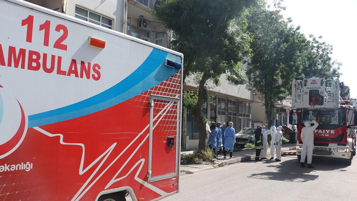 Kocaeli'nde 200 kiloluk Kovid-19 hastası için balkon demirleri kesildi