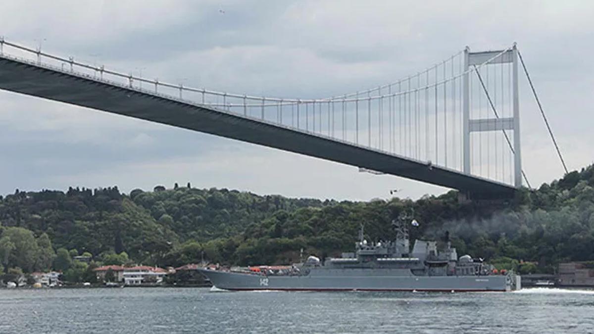 Rus ve İngiliz savaş gemileri Karadeniz'e açıldı